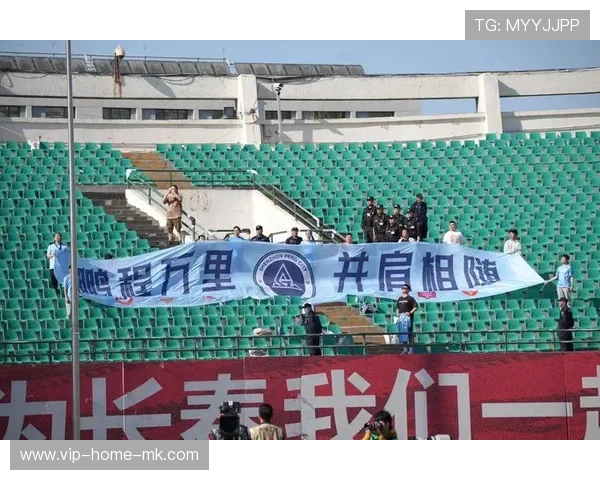 深圳新鹏城反击极度迅速，让对方全线回防